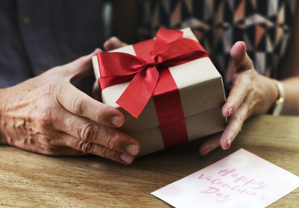 Oplevelsesgaver med fart over feltet Vil du gerne give en gave til en mand eller kvinde, som kan lide action og fart over feltet? Så kan du købe et gavekort til en spændende oplevelse. Hvorfor give en oplevelsesgave? Der findes et stort udvalg af Oplevelsesgaver, som du kan forære til en mand eller en kvinde, du holder af. Det kan være, at personen ”har alt”, og det er svært at finde en fysisk gave til personen. Det kan også være, at personen værdsætter gode, sjove og spændende oplevelser, og i så fald er et gavekort til en oplevelse den perfekte gave at få. Ferrari- og Lambourghini-kørsel Forær et gavekort til den ultimative fartoplevelse. Her får modtageren af oplevelsesgaven mulighed for at sætte sig ind i en Ferrari, Lamborghini eller Porsche og køre i en af disse luksusbiler på landevej og motorvej eller på kørebane. Der følger en erfaren instruktør med, så oplevelsen bliver både fuld af fart og spænding - men samtidig tryg. Gokart-ræs på bane En anden fartoplevelse på fire hjul er gokart-ræs hos Racehall. Her kan man indløse gavekort til 30 minutters gokart-ræs på bane. En glimrende mulighed for at trykke speederen i bund og give alle andre på banen baghjul. Spring i faldskærm Du kan give et faldskærmsudspring som oplevelsesgave. Her vil gavemodtageren både opleve adrenalin-suset, når han eller hun laver et tandemspring eller solospring. Samtidig er det en helt unik oplevelse at få mulighed for at svæve henover landskabet. Det kræver lidt mod at gøre det, men hvis man kan lide action og fart over feltet, så er det lige sagen. Prøv at være pilot For nogle er det en drøm fra barnsben at blive pilot. Andre er vilde med at flyve som turister, fordi det giver et helt særligt sug i maven, både ved take off, og når man svæver rundt i luften. Er gavemodtageren særligt glad for at flyve, så kan du fx forære en oplevelsesgave, hvor han eller hun bliver pilot for en dag. Oplevelsen begynder med basal teori om at flyve og derefter følger 35 minutter i luften som pilot. At få en fødselsdagsgave eller julegave, som er en oplevelsesgave, er noget helt specielt, som de fleste bliver glade for. Er gavemodtageren vant til at få fysiske pakker såsom tøj eller elektronik, så er det også en ekstra overraskelse at få en oplevelsesgave. Giv en oplevelsesgave med fart over feltet, som gavemodtageren kan glædes over, både imens oplevelsen står på og bagefter.